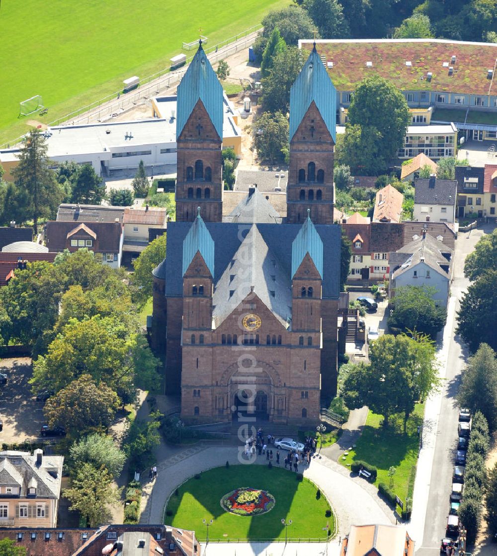 Aerial photograph Bad Homburg - Die Erlöserkirche im Zentrum von Bad Homburg in Hessen ist die evangelische Hauptkirche der Kurstadt und entstand im Rahmen des Kirchbauprogramms von Kaiser Wilhelm II. Die schon zu Beginn des 19. Jahrhunderts bestehenden Pläne zum Bau der Pfarrkirche konnten so von den Architekten Max Spitta und Franz Schwechten ausgeführt und die Kirche 1908 eingeweiht werden. Sie vereint Stilmittel der byzantinischen Kunst mit Elementen der deutschen Hochromanik. Church of the Redeemer in centre of town Bad Homburg in Hesse is the evangelical main church of the spa town and developed within the scope of church building program of Wilhelm II. Built by architects Max Spitta and Franz Schwechten, the church was finally inaugurated in 1908. It combines Byzantine art with Romanesque elements.