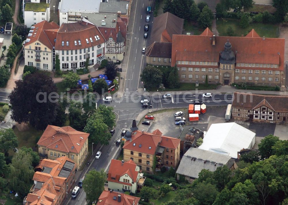 Aerial image Eisenach - In the other corner Wartburg-Stiftung Eisenachalle Grimmelgasse in Eisenach in Thuringia regions is the Ernst-Abbe-Gymnasium. The scientifically-oriented secondary school was built 90 years ago and was given the name of the born in Eisenach scientist Ernst Abbe. On the opposite side of the road in the distinctive building, the hotel is Glockenhof