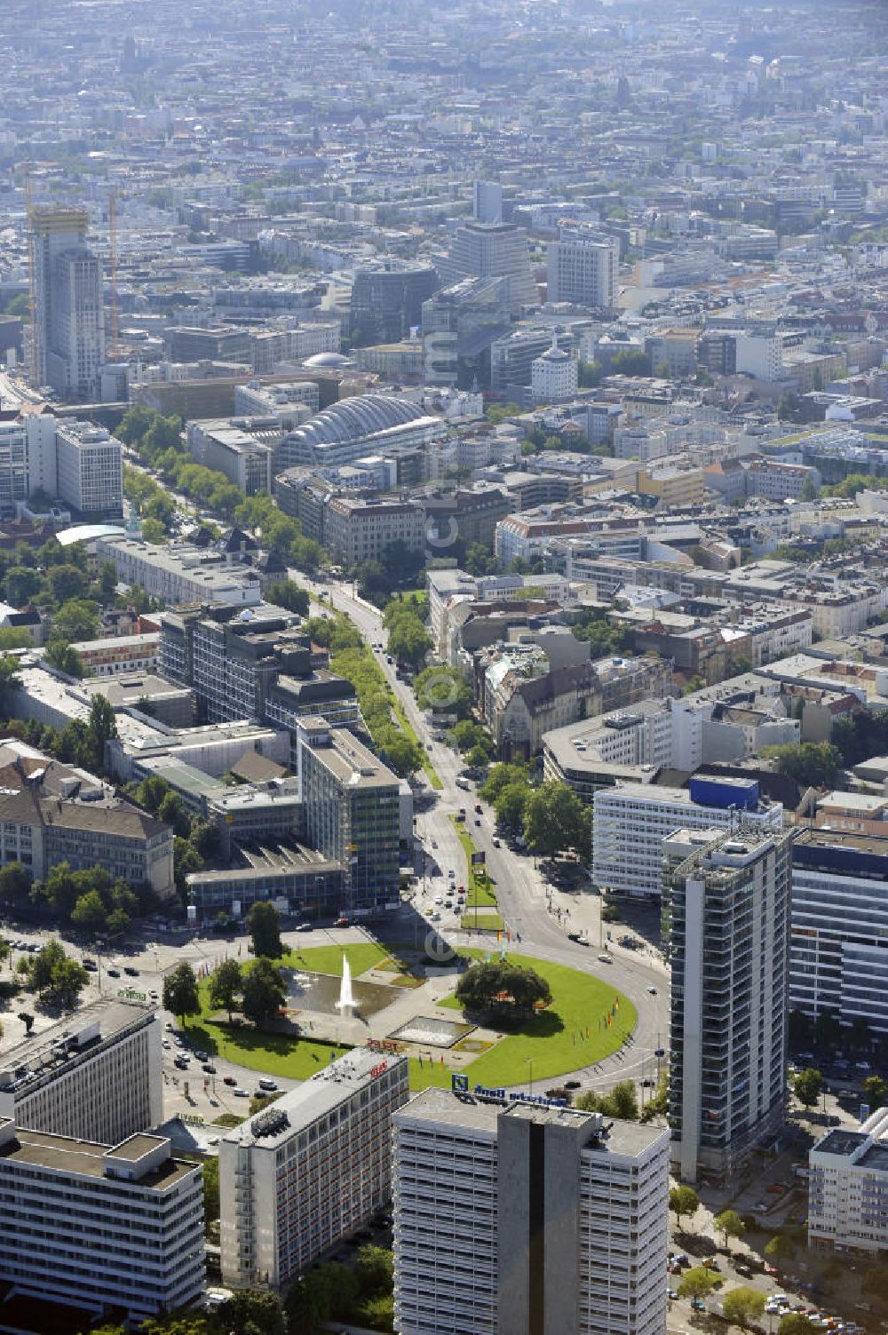 Aerial photograph Berlin - Sicht auf den Ernst-Reuter-Platz in Charlottenburg-Wilmersdorf mit den Gebäuden der Deutschen Bank und der TELES AG Informationstechnologien, und das Hochhaus der TU. View to the buildings of the German Central Bank, to the TELES AG and to the Polytechnics University at the Ernst-Reuter-Platz in Charlottenburg-Wilmersdorf.