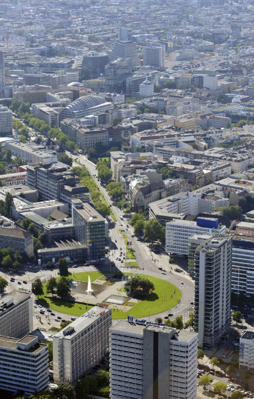 Berlin from above - Sicht auf den Ernst-Reuter-Platz in Charlottenburg-Wilmersdorf mit den Gebäuden der Deutschen Bank und der TELES AG Informationstechnologien, und das Hochhaus der TU. View to the buildings of the German Central Bank, to the TELES AG and to the Polytechnics University at the Ernst-Reuter-Platz in Charlottenburg-Wilmersdorf.