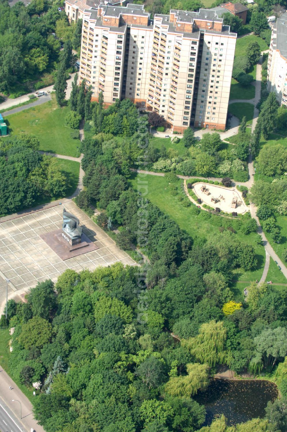 Berlin from the bird's eye view: Blick auf das Ernst-Thälmann-Denkmal an der Greifswalder Straße im Berliner Ortsteil Prenzlauer Berg. Es wurde in den Jahren 1981–1986 vom sowjetischen Bildhauer Lew Jefimowitsch Kerbel geschaffen und ist dem ehemaligen Vorsitzenden der Kommunistischen Partei Deutschlands (KPD) Ernst Thälmann gewidmet. View of the Ernst-Thalmann-Monument to the Greifswald street in Berlin's district of Prenzlauer Berg.