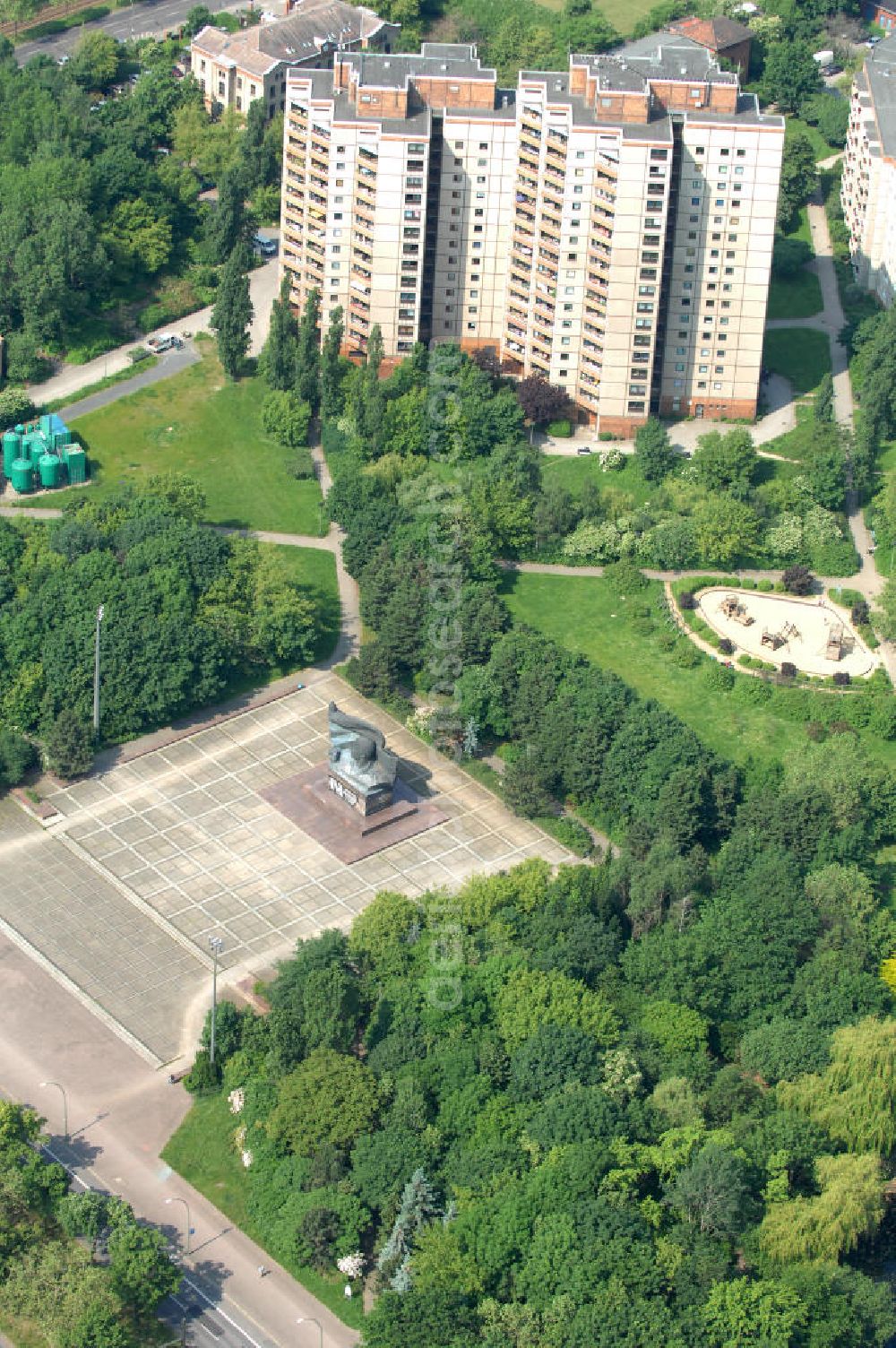 Aerial image Berlin - Blick auf das Ernst-Thälmann-Denkmal an der Greifswalder Straße im Berliner Ortsteil Prenzlauer Berg. Es wurde in den Jahren 1981–1986 vom sowjetischen Bildhauer Lew Jefimowitsch Kerbel geschaffen und ist dem ehemaligen Vorsitzenden der Kommunistischen Partei Deutschlands (KPD) Ernst Thälmann gewidmet. View of the Ernst-Thalmann-Monument to the Greifswald street in Berlin's district of Prenzlauer Berg.