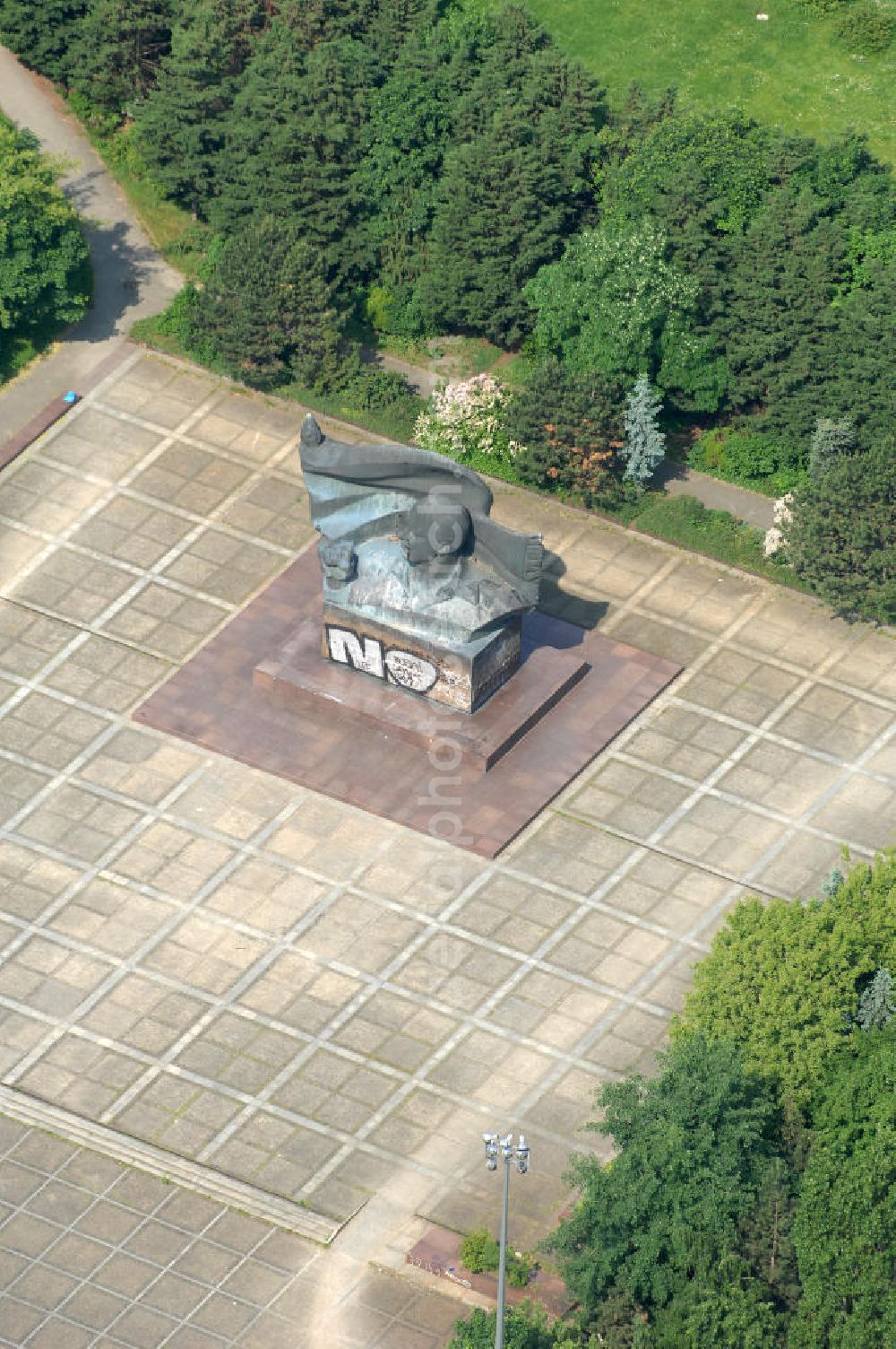 Aerial photograph Berlin - Blick auf das Ernst-Thälmann-Denkmal an der Greifswalder Straße im Berliner Ortsteil Prenzlauer Berg. Es wurde in den Jahren 1981–1986 vom sowjetischen Bildhauer Lew Jefimowitsch Kerbel geschaffen und ist dem ehemaligen Vorsitzenden der Kommunistischen Partei Deutschlands (KPD) Ernst Thälmann gewidmet. View of the Ernst-Thalmann-Monument to the Greifswald street in Berlin's district of Prenzlauer Berg.