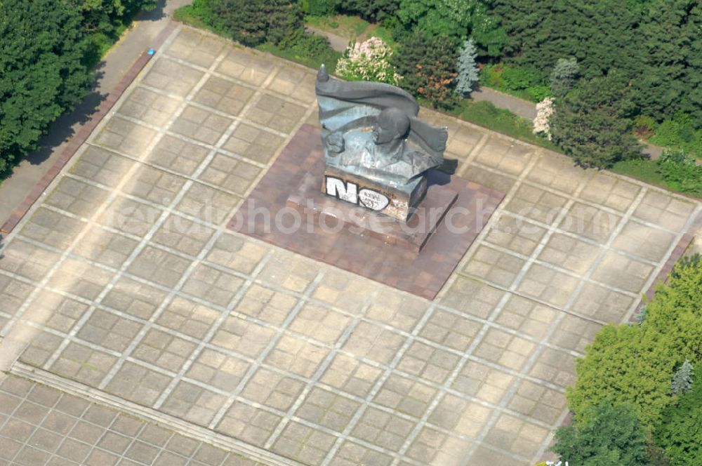 Berlin from above - Blick auf das Ernst-Thälmann-Denkmal an der Greifswalder Straße im Berliner Ortsteil Prenzlauer Berg. Es wurde in den Jahren 1981–1986 vom sowjetischen Bildhauer Lew Jefimowitsch Kerbel geschaffen und ist dem ehemaligen Vorsitzenden der Kommunistischen Partei Deutschlands (KPD) Ernst Thälmann gewidmet. View of the Ernst-Thalmann-Monument to the Greifswald street in Berlin's district of Prenzlauer Berg.