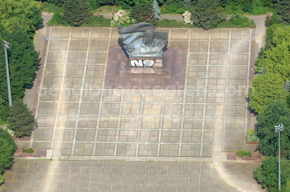 Berlin from the bird's eye view: Blick auf das Ernst-Thälmann-Denkmal an der Greifswalder Straße im Berliner Ortsteil Prenzlauer Berg. Es wurde in den Jahren 1981–1986 vom sowjetischen Bildhauer Lew Jefimowitsch Kerbel geschaffen und ist dem ehemaligen Vorsitzenden der Kommunistischen Partei Deutschlands (KPD) Ernst Thälmann gewidmet. View of the Ernst-Thalmann-Monument to the Greifswald street in Berlin's district of Prenzlauer Berg.