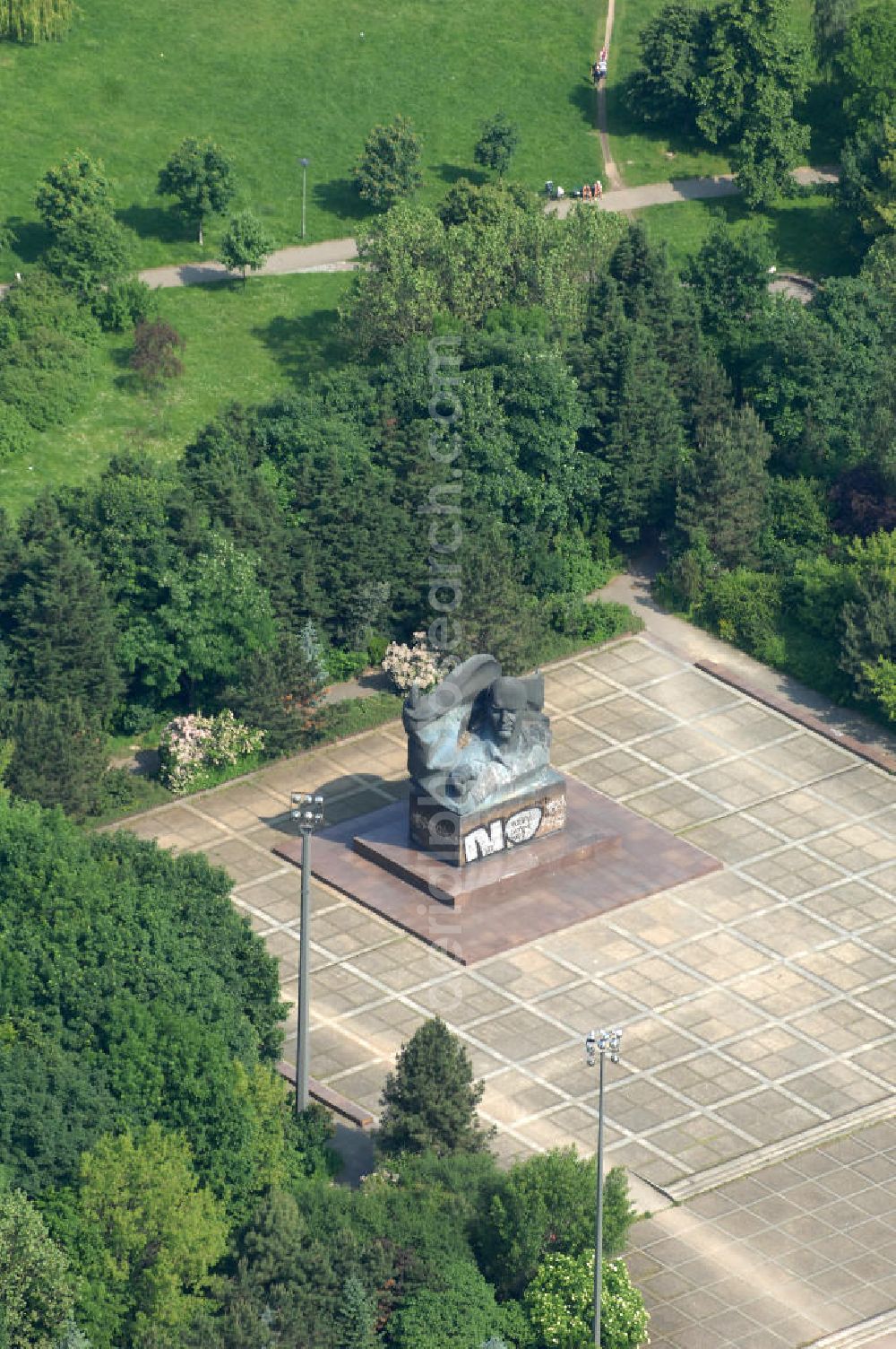 Aerial image Berlin - Blick auf das Ernst-Thälmann-Denkmal an der Greifswalder Straße im Berliner Ortsteil Prenzlauer Berg. Es wurde in den Jahren 1981–1986 vom sowjetischen Bildhauer Lew Jefimowitsch Kerbel geschaffen und ist dem ehemaligen Vorsitzenden der Kommunistischen Partei Deutschlands (KPD) Ernst Thälmann gewidmet. View of the Ernst-Thalmann-Monument to the Greifswald street in Berlin's district of Prenzlauer Berg.