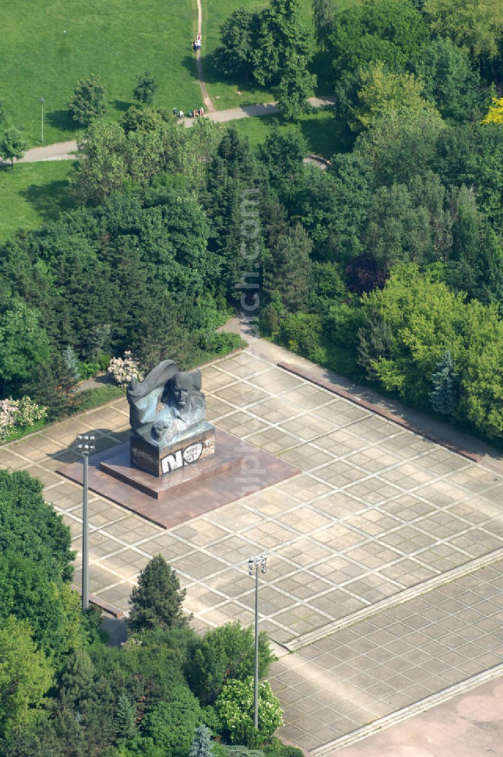 Aerial photograph Berlin - Blick auf das Ernst-Thälmann-Denkmal an der Greifswalder Straße im Berliner Ortsteil Prenzlauer Berg. Es wurde in den Jahren 1981–1986 vom sowjetischen Bildhauer Lew Jefimowitsch Kerbel geschaffen und ist dem ehemaligen Vorsitzenden der Kommunistischen Partei Deutschlands (KPD) Ernst Thälmann gewidmet. View of the Ernst-Thalmann-Monument to the Greifswald street in Berlin's district of Prenzlauer Berg.