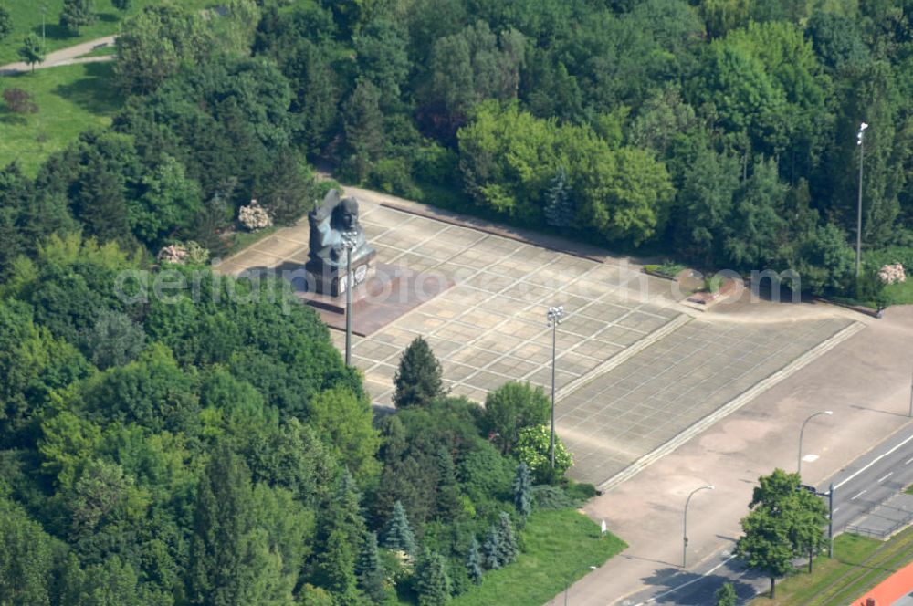 Berlin from above - Blick auf das Ernst-Thälmann-Denkmal an der Greifswalder Straße im Berliner Ortsteil Prenzlauer Berg. Es wurde in den Jahren 1981–1986 vom sowjetischen Bildhauer Lew Jefimowitsch Kerbel geschaffen und ist dem ehemaligen Vorsitzenden der Kommunistischen Partei Deutschlands (KPD) Ernst Thälmann gewidmet. View of the Ernst-Thalmann-Monument to the Greifswald street in Berlin's district of Prenzlauer Berg.