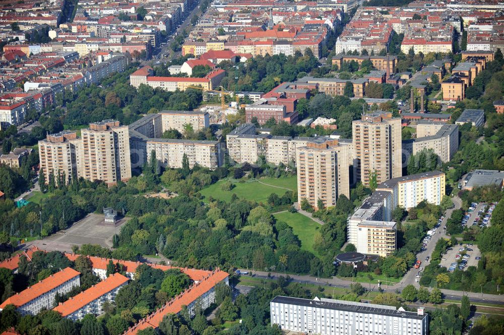 Berlin Prenzlauer Berg from above - Wohnhäuser / Mehrfamilienhäuser / Hochhäuser/ Plattenbauten nach Erhardt Gißke des Ernst-Thälmann-Parks an der Greifswalder Straße in Berlin-Prenzlauer Berg mit einem Ernst-Thämlmann-Denkmal. Der Park entstand auf dem Gelände eines ehemaligen Gaswerks. Blocks of flats of the Ernst-Thaelmann-Park at the Greifswalder Strasse in Berlin-Prenzlauer Berg.