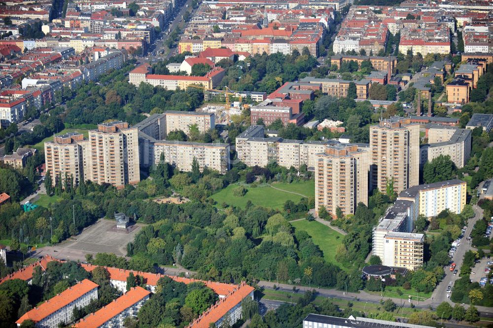 Berlin Prenzlauer Berg from the bird's eye view: Wohnhäuser / Mehrfamilienhäuser / Hochhäuser/ Plattenbauten nach Erhardt Gißke des Ernst-Thälmann-Parks an der Greifswalder Straße in Berlin-Prenzlauer Berg mit einem Ernst-Thämlmann-Denkmal. Der Park entstand auf dem Gelände eines ehemaligen Gaswerks. Blocks of flats of the Ernst-Thaelmann-Park at the Greifswalder Strasse in Berlin-Prenzlauer Berg.