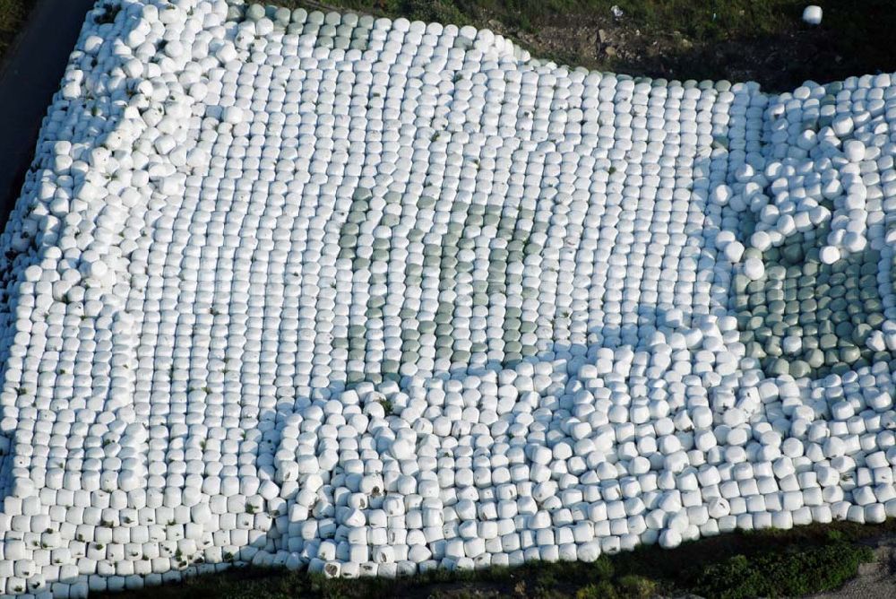 Aerial image Bechlingen - Ernte 2007 - Blick auf ein Meer frisch abgeernteter Strohballen auf dem Gelände der Abfallentsorgungsanlage Aßlar, Am grauen Stein, 35614 Aßlar-. Bechlingen. Tel.: 06440 / 92250.