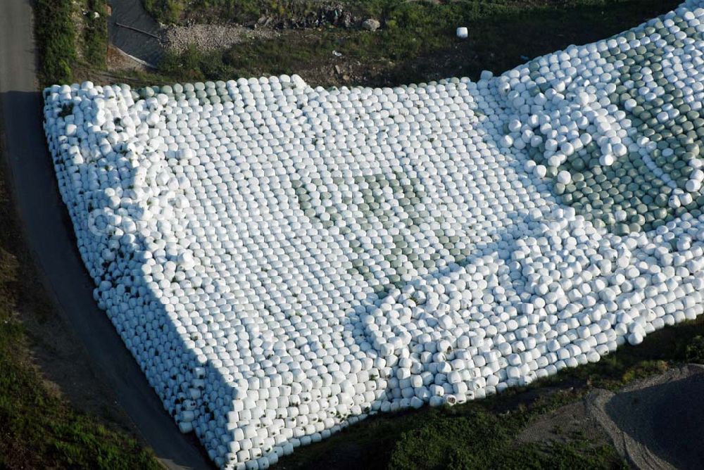 Aerial photograph Bechlingen - Ernte 2007 - Blick auf ein Meer frisch abgeernteter Strohballen auf dem Gelände der Abfallentsorgungsanlage Aßlar, Am grauen Stein, 35614 Aßlar-. Bechlingen. Tel.: 06440 / 92250.