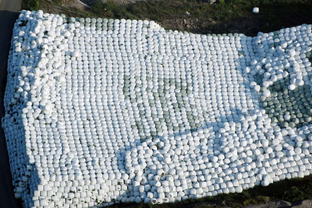 Bechlingen from above - Ernte 2007 - Blick auf ein Meer frisch abgeernteter Strohballen auf dem Gelände der Abfallentsorgungsanlage Aßlar, Am grauen Stein, 35614 Aßlar-. Bechlingen. Tel.: 06440 / 92250.