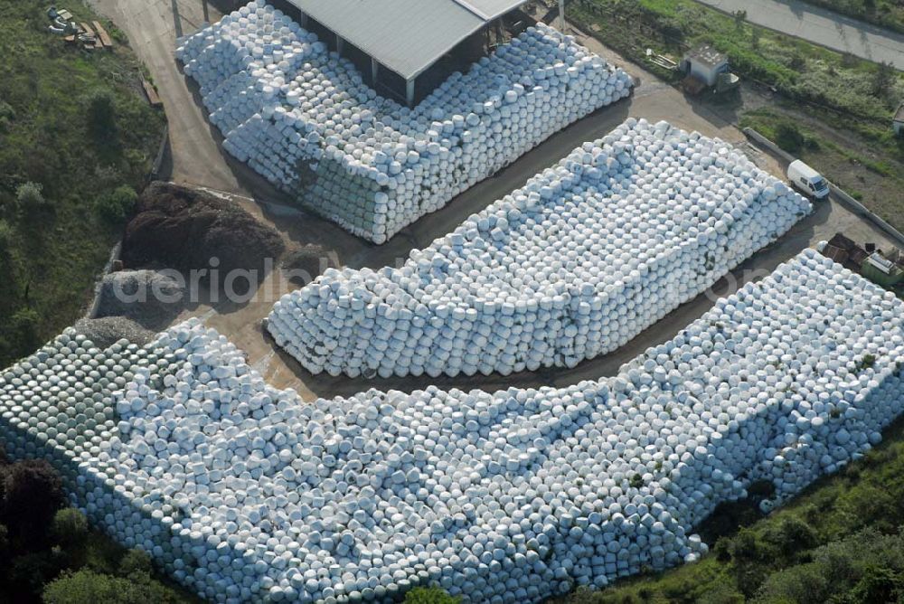 Bechlingen from the bird's eye view: Ernte 2007 - Blick auf ein Meer frisch abgeernteter Strohballen auf dem Gelände der Abfallentsorgungsanlage Aßlar, Am grauen Stein, 35614 Aßlar-. Bechlingen. Tel.: 06440 / 92250.