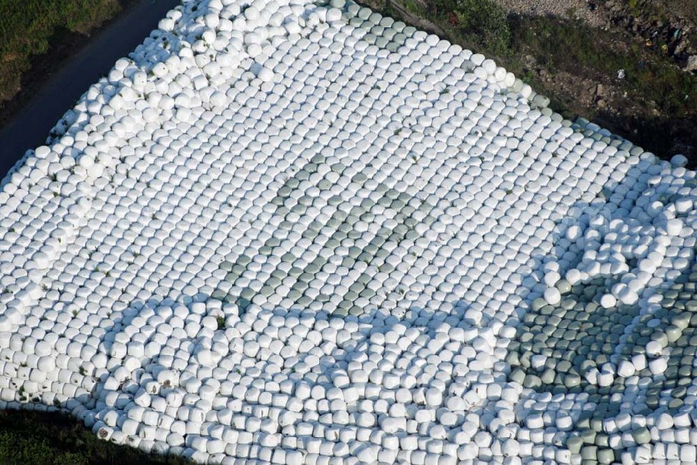 Aerial image Bechlingen - Ernte 2007 - Blick auf ein Meer frisch abgeernteter Strohballen auf dem Gelände der Abfallentsorgungsanlage Aßlar, Am grauen Stein, 35614 Aßlar-. Bechlingen. Tel.: 06440 / 92250.