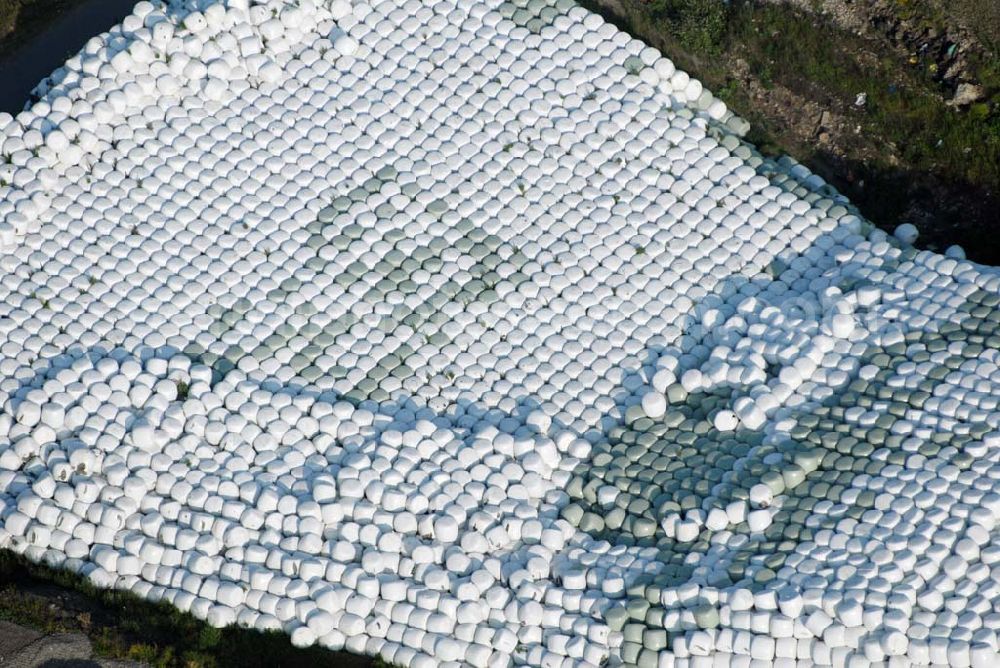 Aerial photograph Bechlingen - Ernte 2007 - Blick auf ein Meer frisch abgeernteter Strohballen auf dem Gelände der Abfallentsorgungsanlage Aßlar, Am grauen Stein, 35614 Aßlar-. Bechlingen. Tel.: 06440 / 92250.