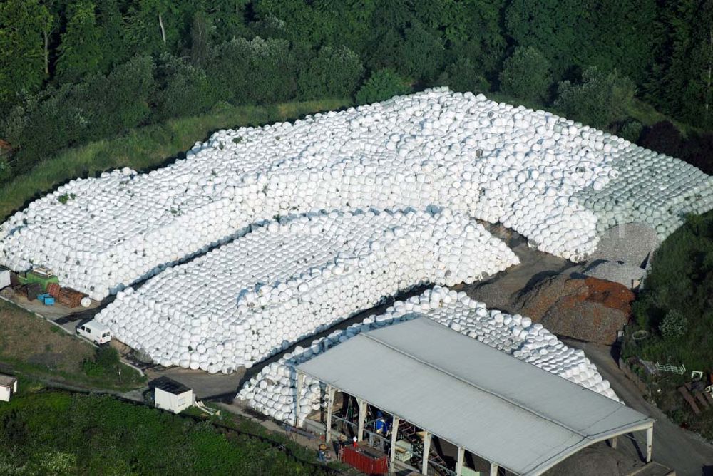 Bechlingen from above - Ernte 2007 - Blick auf ein Meer frisch abgeernteter Strohballen auf dem Gelände der Abfallentsorgungsanlage Aßlar, Am grauen Stein, 35614 Aßlar-. Bechlingen. Tel.: 06440 / 92250.