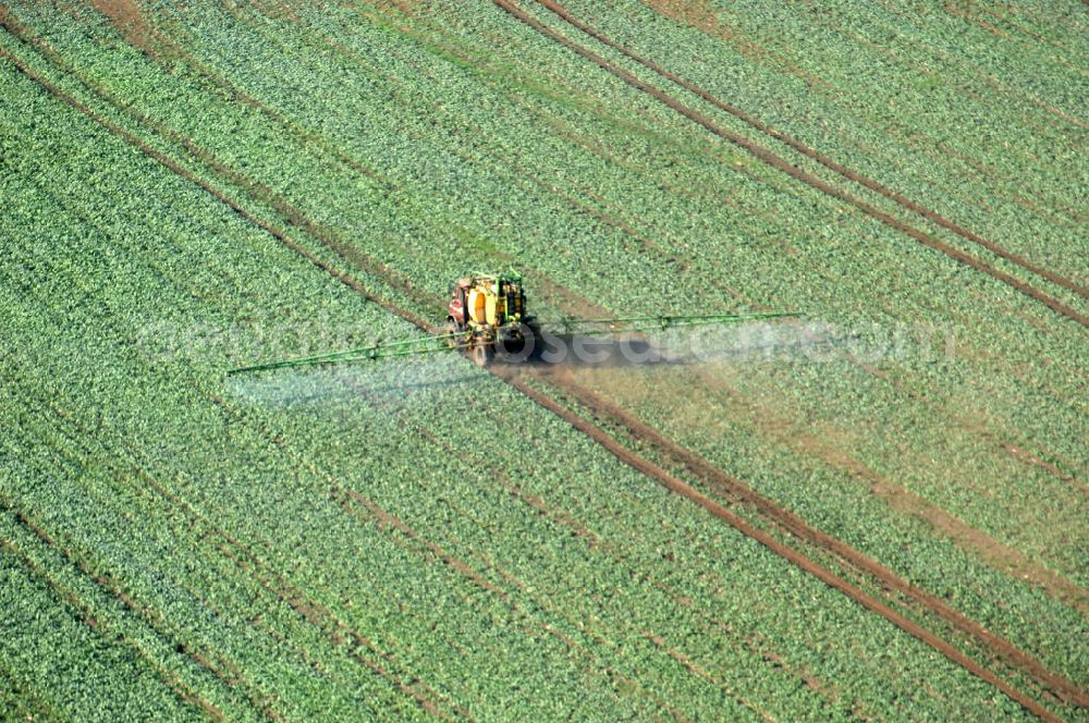 Aerial image Ribbeck - Herbstliche Feldbestellung durch ein Sprühfahrzeug aus der Vogelperspektive im brandenburgischen Ribbeck.