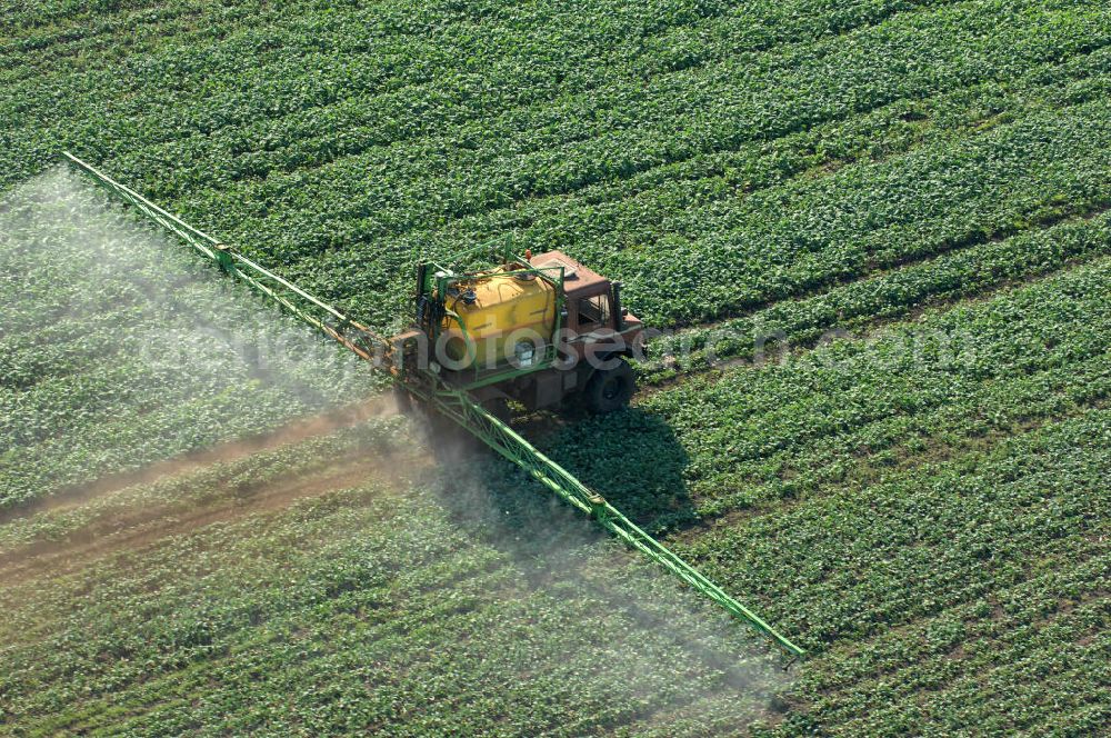 Aerial image Ribbeck - Herbstliche Feldbestellung durch ein Sprühfahrzeug aus der Vogelperspektive im brandenburgischen Ribbeck.