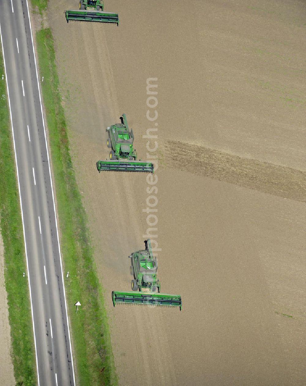 Beesenstedt from the bird's eye view: Herbsternte von Mähdreschern auf einem Feld in der Nähe von Beesenstedt. Harvest of rye near Beesenstedt.