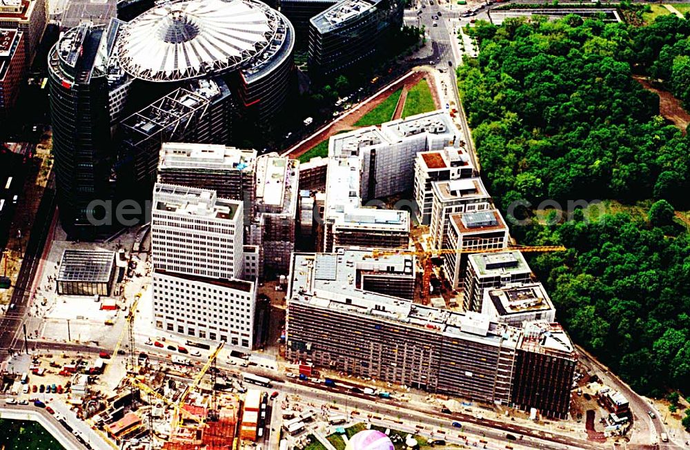 Berlin - Tiergarten from the bird's eye view: Errichtung des Beisheim-Centers am Potsdamer Platz in Berlin - Tiergarten.