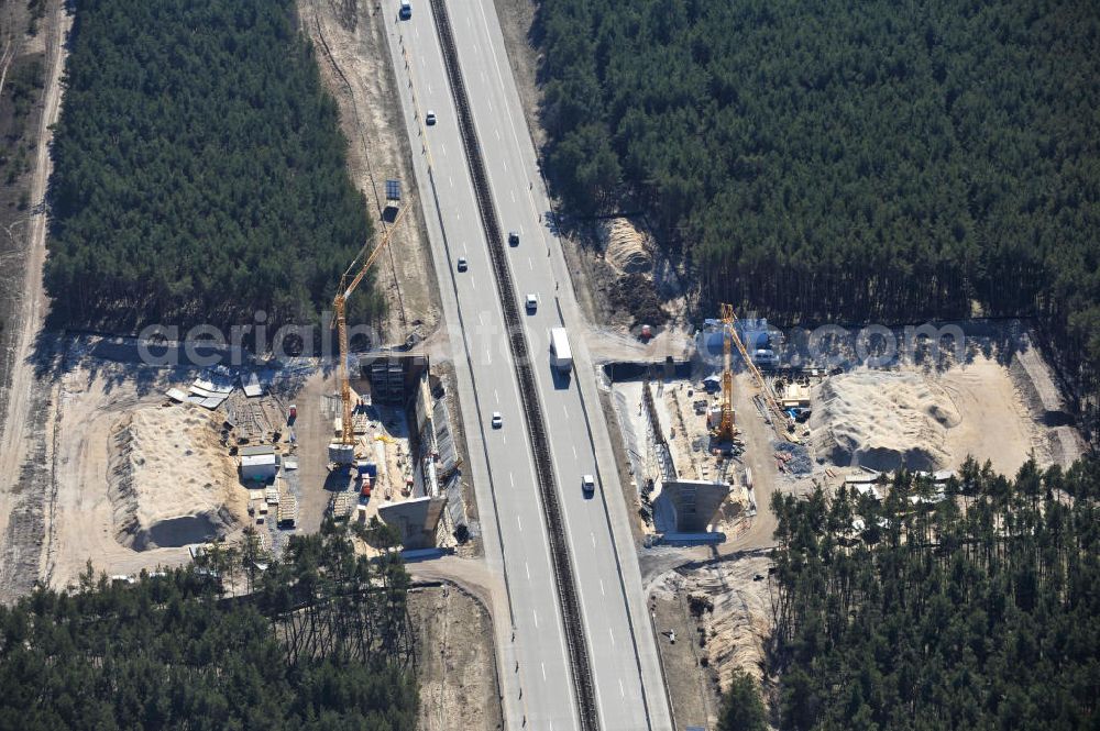 Aerial photograph Halbe - Blick auf die Baustellen zur Errichtung eines Brückenbauwerkes über die Bundes- Autobahn A13 / E36 westlich von Halbe durch die Baufirma BEATEG Ingenieurbau. Construct a bridge structure over the federal highway A13 / E36 from the west half of the construction company BEATEG engineering.