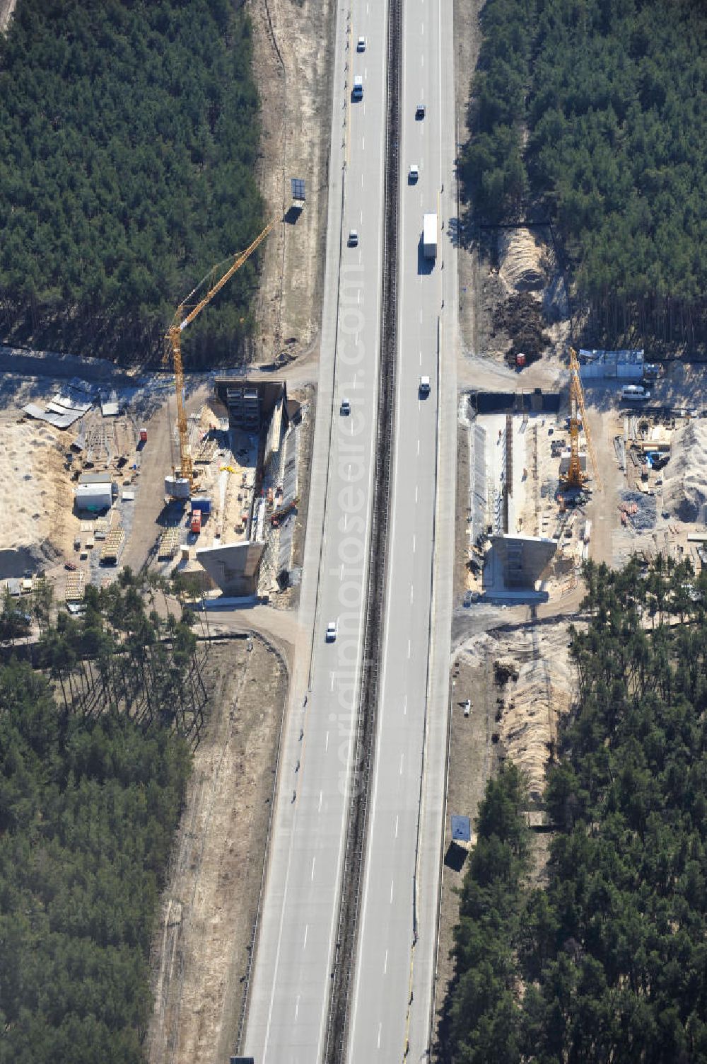 Halbe from above - Blick auf die Baustellen zur Errichtung eines Brückenbauwerkes über die Bundes- Autobahn A13 / E36 westlich von Halbe durch die Baufirma BEATEG Ingenieurbau. Construct a bridge structure over the federal highway A13 / E36 from the west half of the construction company BEATEG engineering.