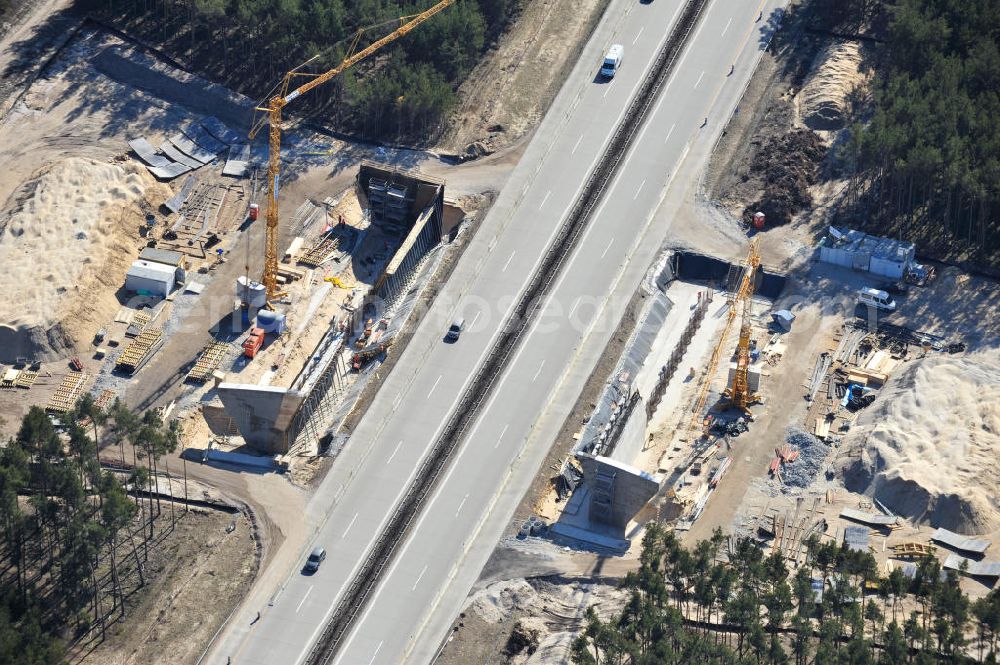 Halbe from the bird's eye view: Blick auf die Baustellen zur Errichtung eines Brückenbauwerkes über die Bundes- Autobahn A13 / E36 westlich von Halbe durch die Baufirma BEATEG Ingenieurbau. Construct a bridge structure over the federal highway A13 / E36 from the west half of the construction company BEATEG engineering.