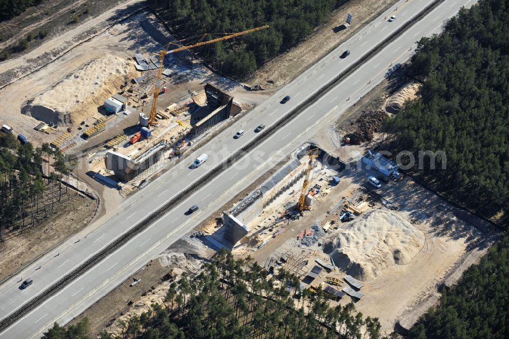 Aerial image Halbe - Blick auf die Baustellen zur Errichtung eines Brückenbauwerkes über die Bundes- Autobahn A13 / E36 westlich von Halbe durch die Baufirma BEATEG Ingenieurbau. Construct a bridge structure over the federal highway A13 / E36 from the west half of the construction company BEATEG engineering.