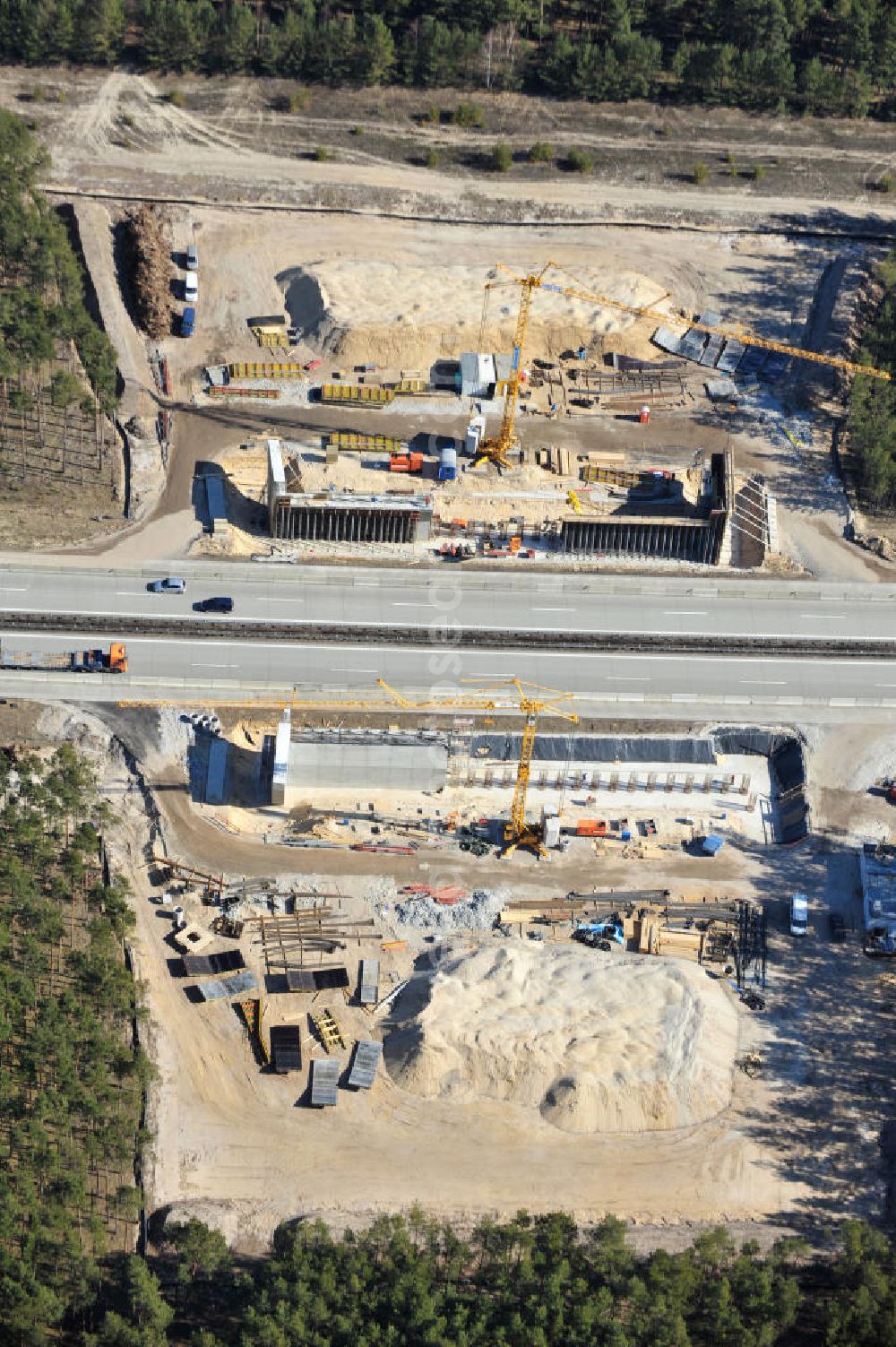 Aerial photograph Halbe - Blick auf die Baustellen zur Errichtung eines Brückenbauwerkes über die Bundes- Autobahn A13 / E36 westlich von Halbe durch die Baufirma BEATEG Ingenieurbau. Construct a bridge structure over the federal highway A13 / E36 from the west half of the construction company BEATEG engineering.