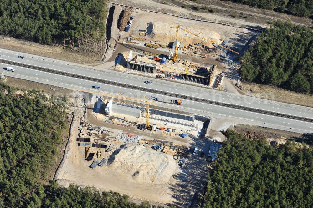 Halbe from above - Blick auf die Baustellen zur Errichtung eines Brückenbauwerkes über die Bundes- Autobahn A13 / E36 westlich von Halbe durch die Baufirma BEATEG Ingenieurbau. Construct a bridge structure over the federal highway A13 / E36 from the west half of the construction company BEATEG engineering.