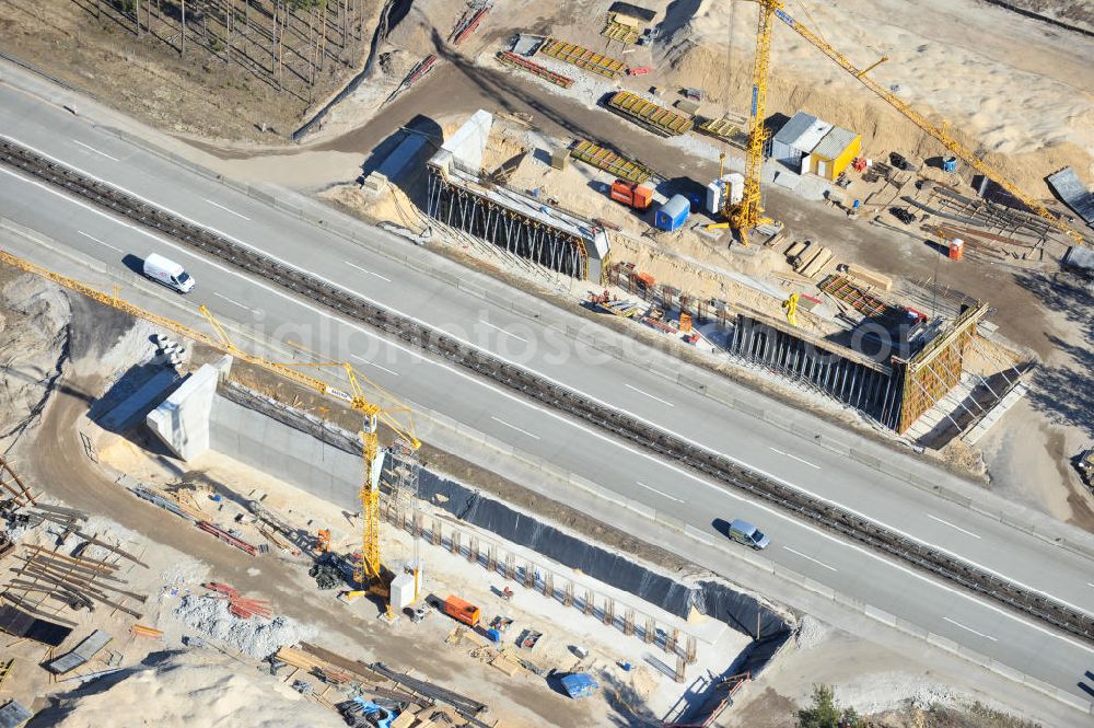 Halbe from the bird's eye view: Blick auf die Baustellen zur Errichtung eines Brückenbauwerkes über die Bundes- Autobahn A13 / E36 westlich von Halbe durch die Baufirma BEATEG Ingenieurbau. Construct a bridge structure over the federal highway A13 / E36 from the west half of the construction company BEATEG engineering.