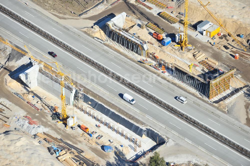 Aerial image Halbe - Blick auf die Baustellen zur Errichtung eines Brückenbauwerkes über die Bundes- Autobahn A13 / E36 westlich von Halbe durch die Baufirma BEATEG Ingenieurbau. Construct a bridge structure over the federal highway A13 / E36 from the west half of the construction company BEATEG engineering.