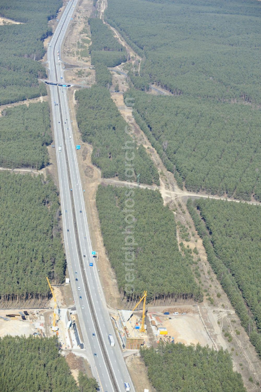 Aerial photograph Halbe - Blick auf die Baustellen zur Errichtung eines Brückenbauwerkes über die Bundes- Autobahn A13 / E36 westlich von Halbe durch die Baufirma BEATEG Ingenieurbau. Construct a bridge structure over the federal highway A13 / E36 from the west half of the construction company BEATEG engineering.