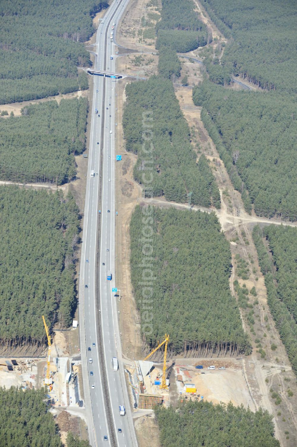 Halbe from above - Blick auf die Baustellen zur Errichtung eines Brückenbauwerkes über die Bundes- Autobahn A13 / E36 westlich von Halbe durch die Baufirma BEATEG Ingenieurbau. Construct a bridge structure over the federal highway A13 / E36 from the west half of the construction company BEATEG engineering.