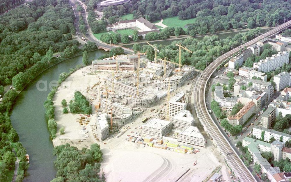 Aerial image Berlin-Tiergarten - Errichtung von Bundesbauten im Regierungsbezirk am Spreeufer im Tiergarten.