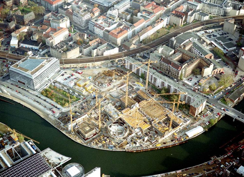 Aerial image Berlin - Errichtung von Bundesbauten im Regierungsviertel am Spreebogen / Kronprinzenbrücke in Berlin - Mitte.