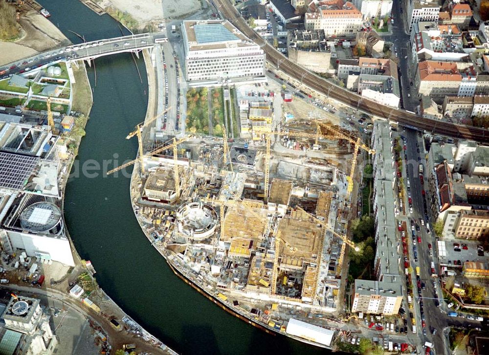 Aerial photograph Berlin - Errichtung von Bundesbauten im Regierungsviertel am Spreebogen / Kronprinzenbrücke in Berlin - Mitte.