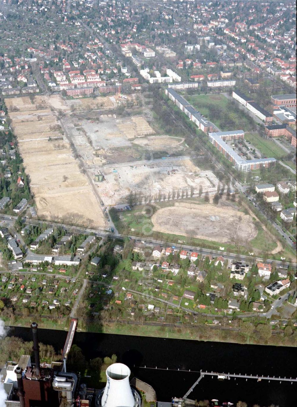 Aerial photograph Berlin - Lichterfelde - Errichtung von Einfamilienreihenhäusern an der Altendorfer Straße am Teltowkanal gegenüber des Kraftwerkes in Berlin - Lichterfelde.