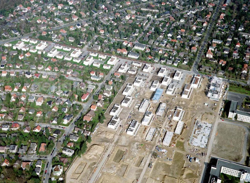 Berlin - Lichterfelde from the bird's eye view: Errichtung von Einfamilienreihenhäusern auf dem ehem. US-Kasernengelände an der Finckensteinallee in Berlin - Lichterfelde.