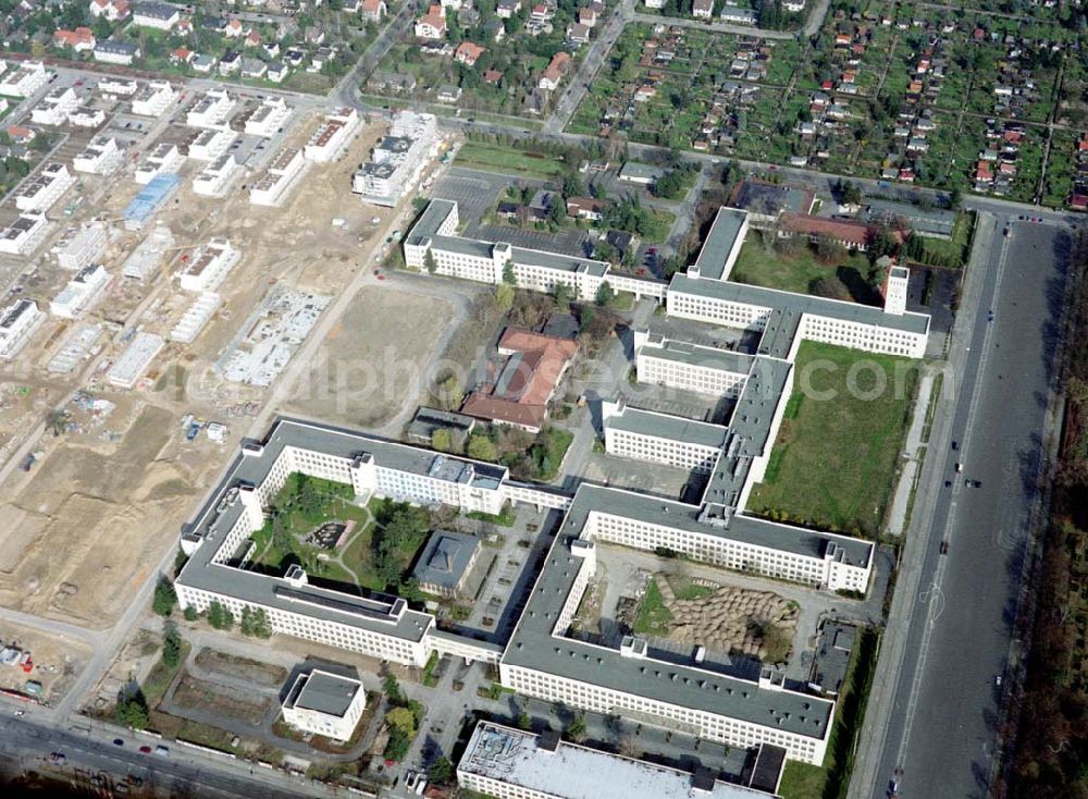 Aerial image Berlin - Lichterfelde - Errichtung von Einfamilienreihenhäusern auf dem ehem. US-Kasernengelände an der Finckensteinallee in Berlin - Lichterfelde.