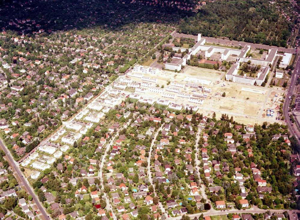 Aerial photograph Berlin - Lichterfelde. - Errichtung von Einfamilienreihenhäusern auf dem ehem. US-Kasernengelände an der Finckensteinallee in Berlin - Lichterfelde.