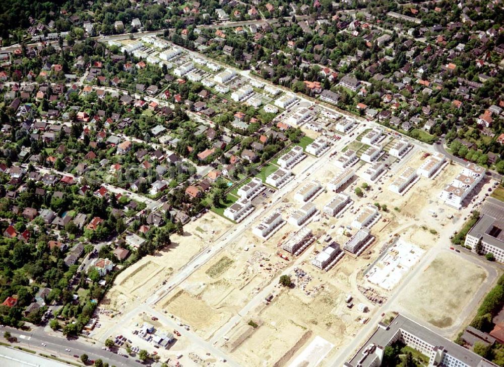 Berlin - Lichterfelde. from above - Errichtung von Einfamilienreihenhäusern auf dem ehem. US-Kasernengelände an der Finckensteinallee in Berlin - Lichterfelde.