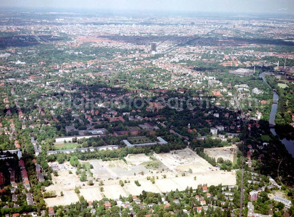 Berlin - Lichterfelde. from the bird's eye view: Errichtung von Einfamilienreihenhäusern auf dem ehem. US-Kasernengelände an der Finckensteinallee in Berlin - Lichterfelde.