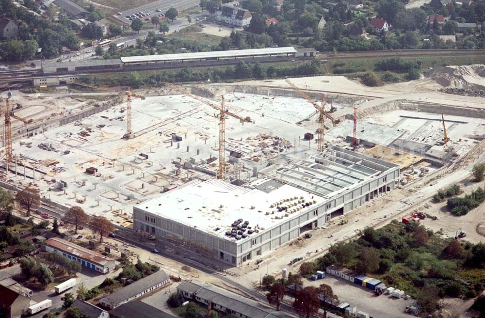 Berlin - Biesdorf from the bird's eye view: Errichtung eines KAUFLAND - Einkaufzentrums am Entwicklungsgebiet Biesdorf-Süd am gleichnamigen S-Bahnhof.