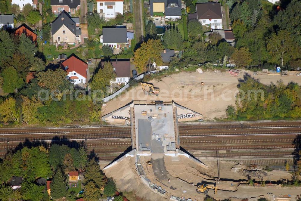 Aerial image Berlin-Kaulsdorf - Blick auf die über 100 Jahre alte Kaulsdorfer Brücke im Zuge der Heinrich-Grüber-Straße/Mädewalder Weg über die S-Bahn-Gleise. Die Brücke wird erneuert und bleibt deswegen bis Herbst 2007 gesperrt.