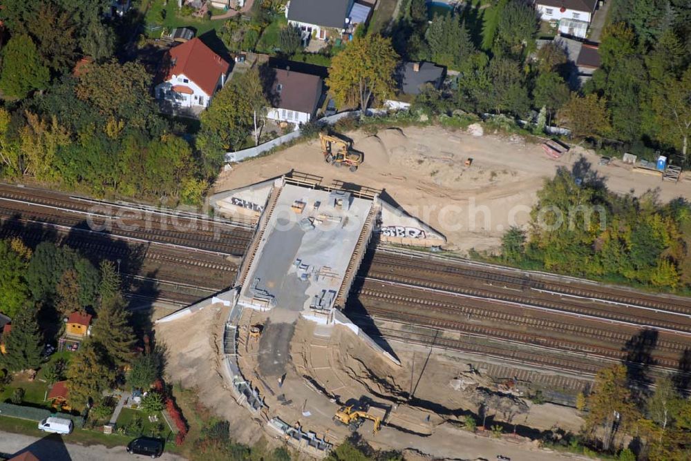 Aerial photograph Berlin-Kaulsdorf - Blick auf die über 100 Jahre alte Kaulsdorfer Brücke im Zuge der Heinrich-Grüber-Straße/Mädewalder Weg über die S-Bahn-Gleise. Die Brücke wird erneuert und bleibt deswegen bis Herbst 2007 gesperrt.