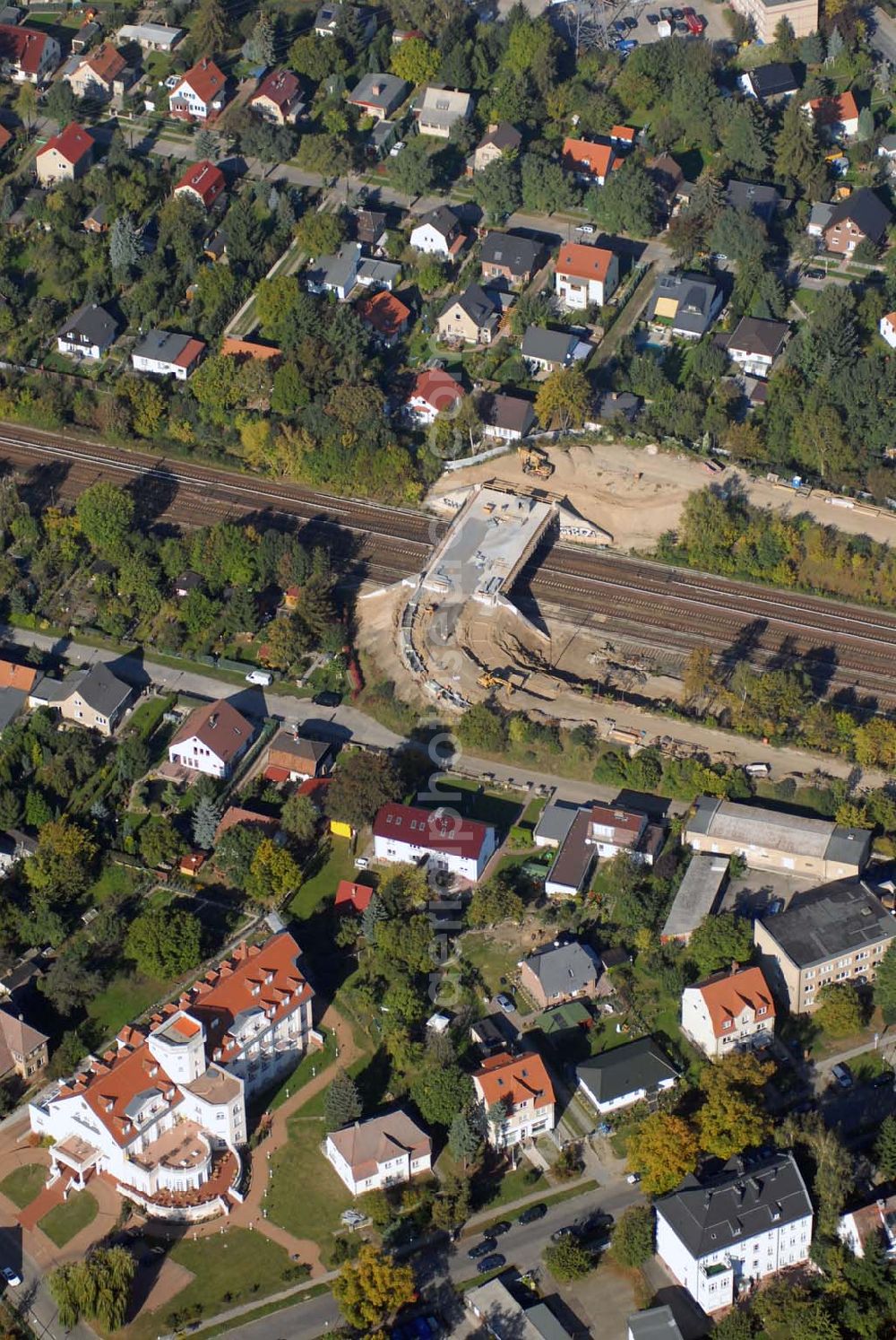 Berlin-Kaulsdorf from above - Blick auf die über 100 Jahre alte Kaulsdorfer Brücke im Zuge der Heinrich-Grüber-Straße/Mädewalder Weg über die S-Bahn-Gleise. Die Brücke wird erneuert und bleibt deswegen bis Herbst 2007 gesperrt.