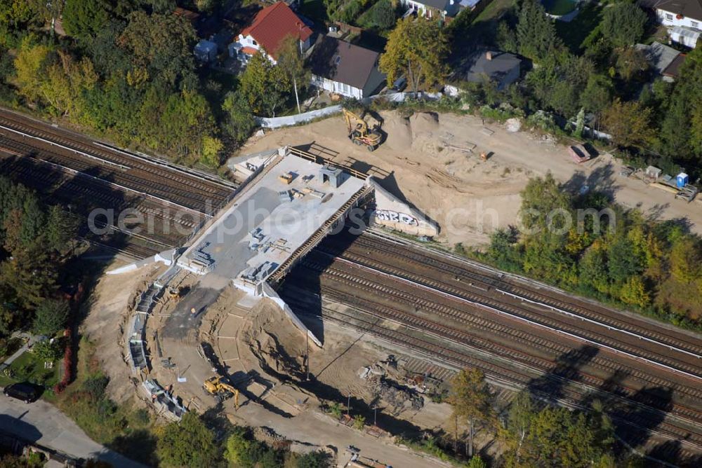 Berlin-Kaulsdorf from the bird's eye view: Blick auf die über 100 Jahre alte Kaulsdorfer Brücke im Zuge der Heinrich-Grüber-Straße/Mädewalder Weg über die S-Bahn-Gleise. Die Brücke wird erneuert und bleibt deswegen bis Herbst 2007 gesperrt.