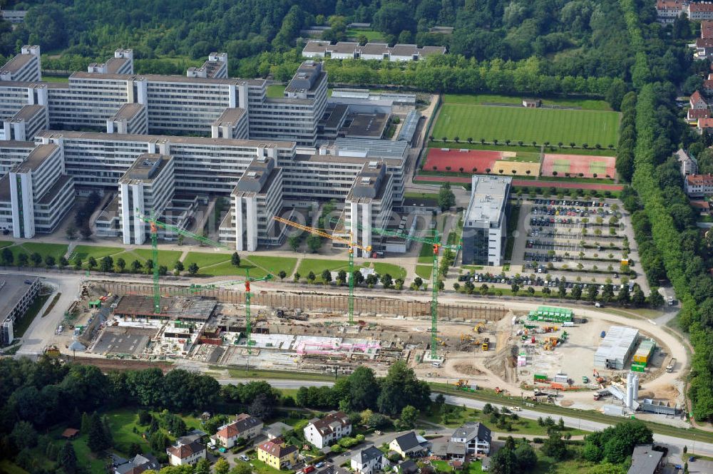 Bielefeld from above - Auf dem Campus der Univerisät Bielefeld wird gebaut. Auf dem ehemaligen Universitätsparkplatz entsteht das Ersatzneubau Universitätsstraße, kurz ENUS. Dieses wird unter an derem die Mensa, Bibliothek, die Verwaltung; Hörsäle und Seminarräume beherbergen. Bauherr ist die BAM Deutschland AG. Construction site on the Campus of Bielefeld University. The former parking area turnes into a new building which will be the new home of the canteen, lecture halls; seminar rooms and more. The builder is BAM Deutschland AG.